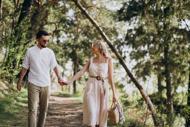 Jeune couple se promener dans les bois