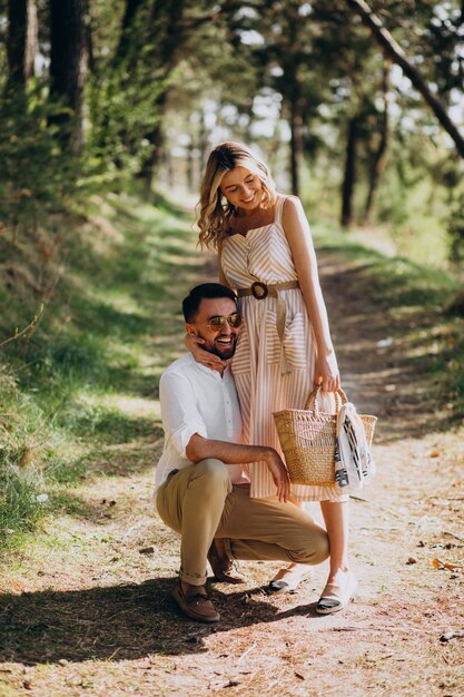 Jeune couple se promener dans les bois