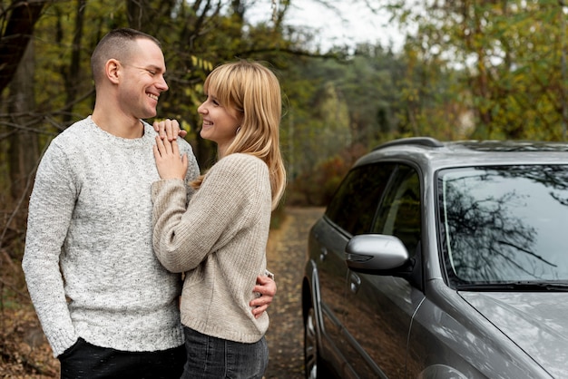 Photo gratuite jeune couple se regardant dans la nature