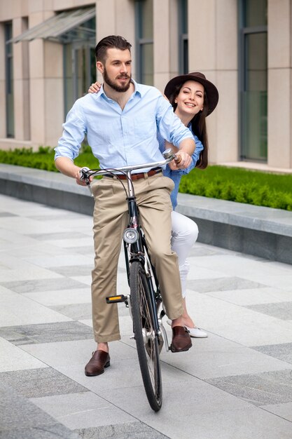 Jeune, couple, séance, bicyclette