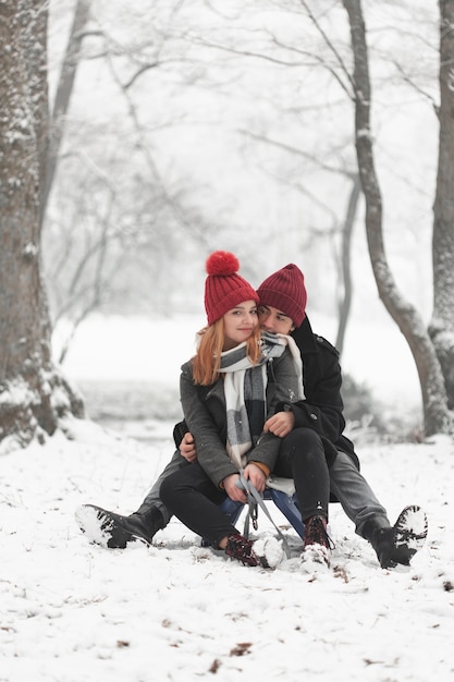 Jeune, couple, séance, traîneau, jouer, neige