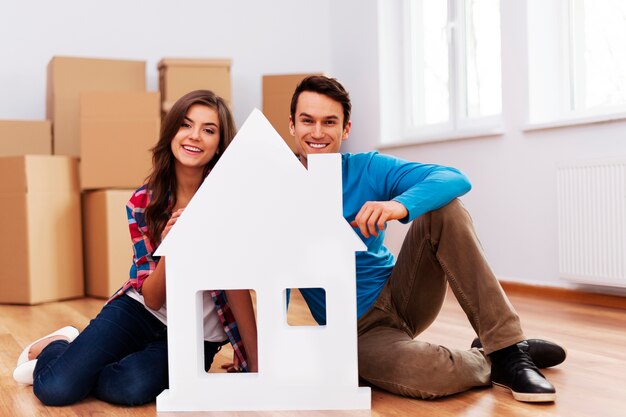 Jeune couple, à, signe maison