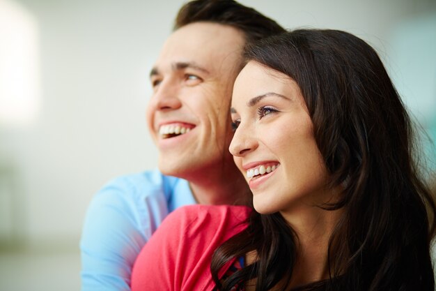 Jeune couple souriant ensemble