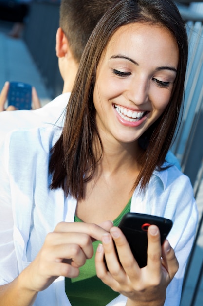 Jeune couple avec téléphone intelligent