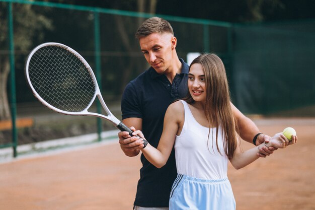 Jeune couple, tennis jouant, court