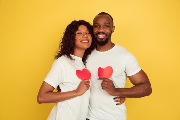 Jeune couple, tenue, coeurs rouges