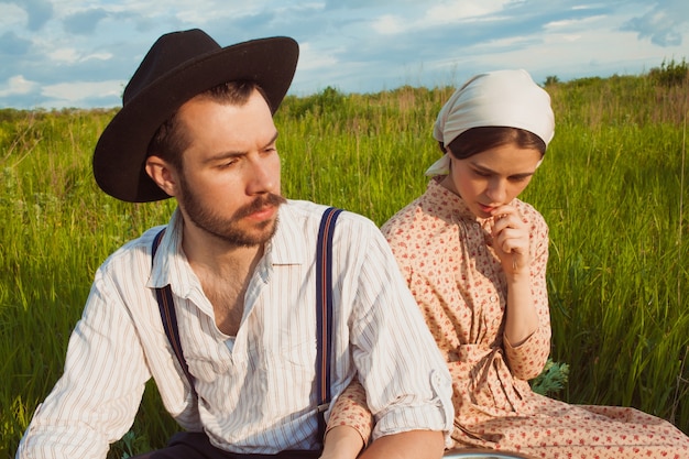 Photo gratuite jeune couple sur le terrain