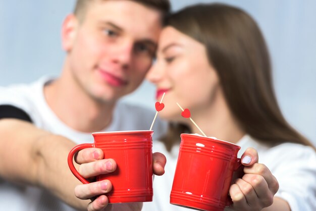 Jeune couple, tonner, tasses de café