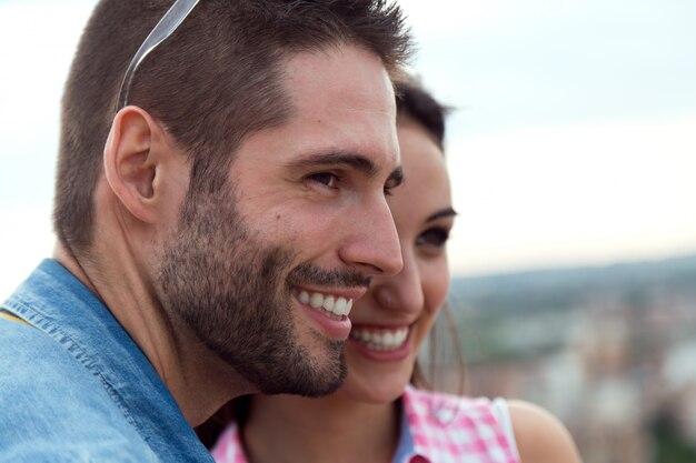 Jeune couple touristique regardant les vues dans la ville.