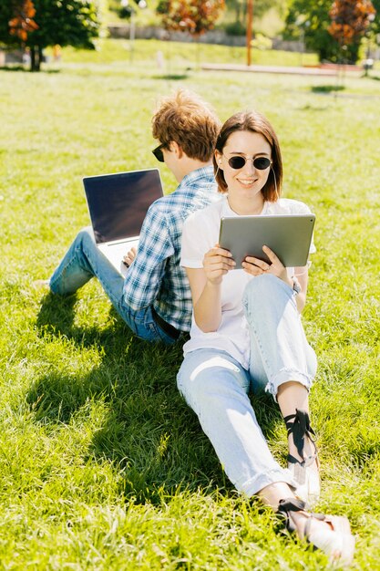 Jeune couple travaillant dans le parc