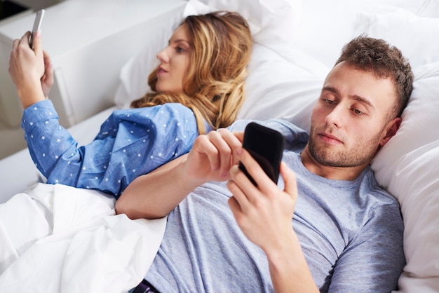 Jeune couple utilisant la technologie sans fil
