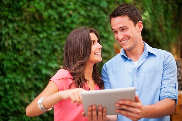 Jeune couple, utilisation, tablette numérique