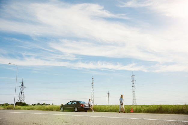 Jeune couple va en voyage de vacances sur la voiture en journée ensoleillée