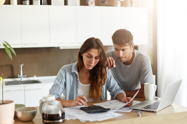 Jeune couple vérifiant leur budget familial