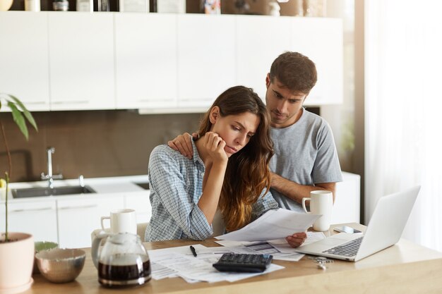 Jeune couple vérifiant leur budget familial