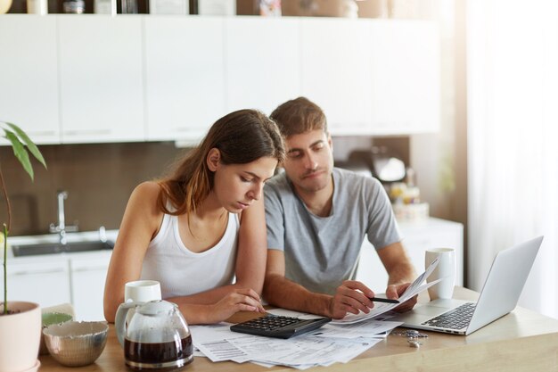 Jeune couple vérifiant leur budget familial