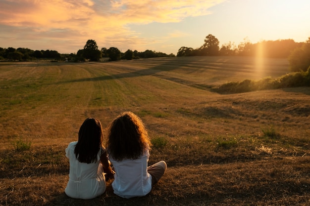 Photo gratuite jeune couple vivant en liberté