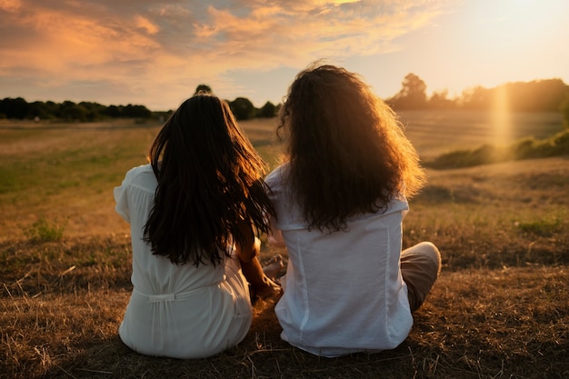 Photo gratuite jeune couple vivant en liberté