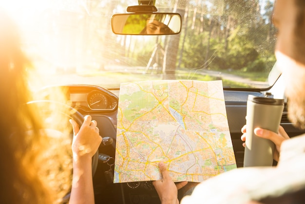 Jeune couple en voyage en voiture