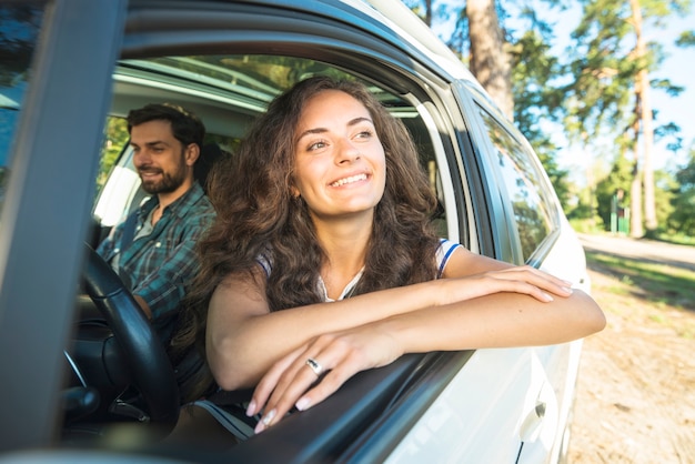 Photo gratuite jeune couple en voyage en voiture