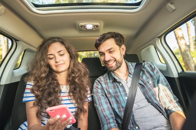 Photo gratuite jeune couple en voyage en voiture