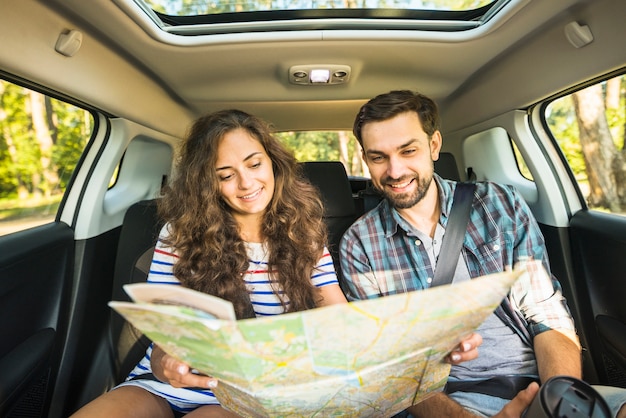 Jeune couple en voyage en voiture