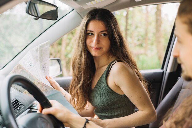 Jeune couple en voyage en voiture