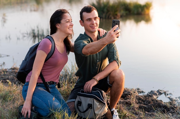 Jeune couple voyageant ensemble