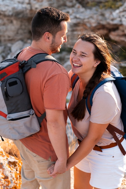 Jeune couple voyageant ensemble