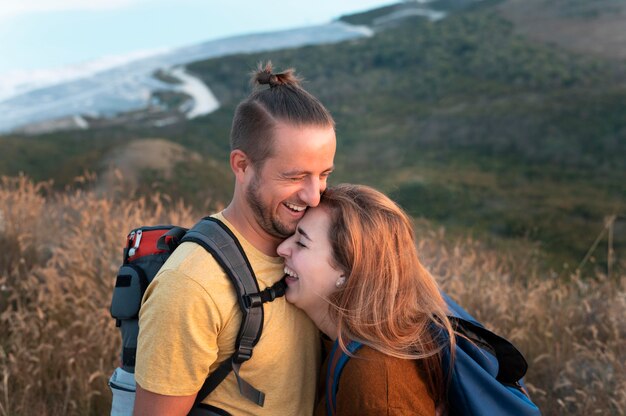 Jeune couple voyageant ensemble