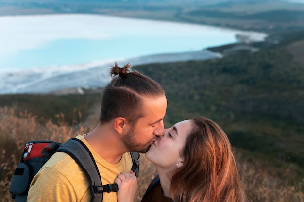 Photo gratuite jeune couple voyageant ensemble