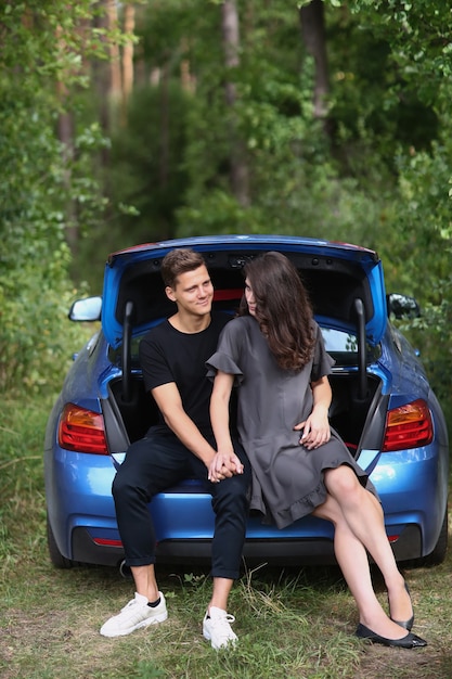 Jeune couple voyageant en voiture