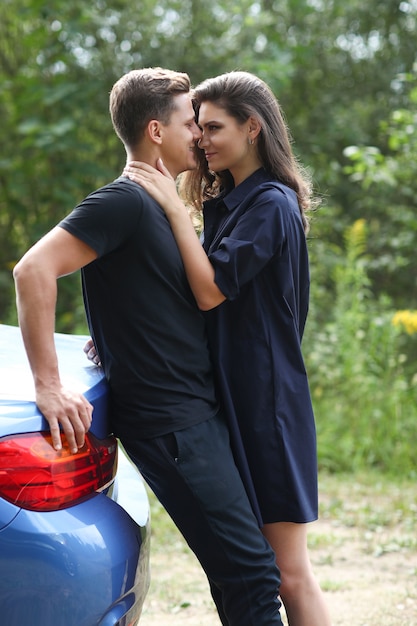 Jeune couple voyageant en voiture