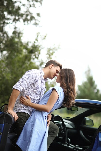 Jeune couple voyageant en voiture