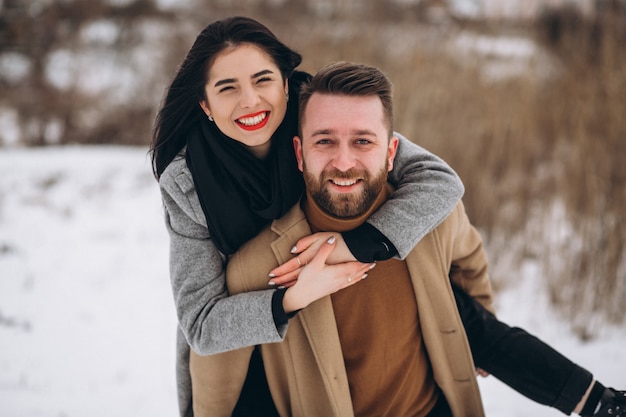 Photo gratuite jeune couple à winter park