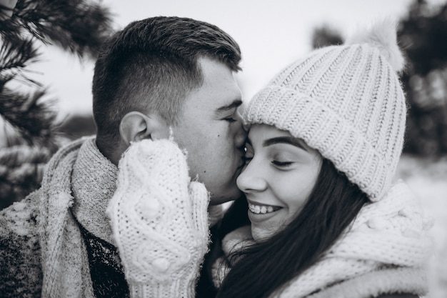 Photo gratuite jeune couple à winter park