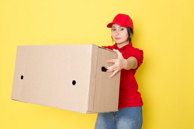 jeune, coursier, rouges, polo, rouge, casquette, tenue, paquet, Sourire, jaune