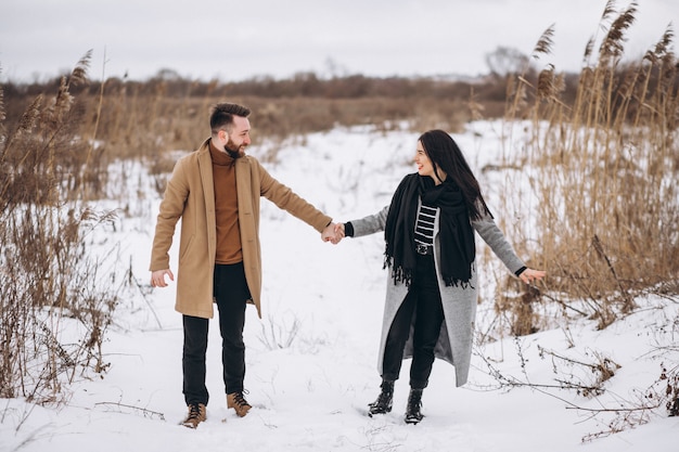 Jeune coyple ensemble dans un parc d&#39;hiver