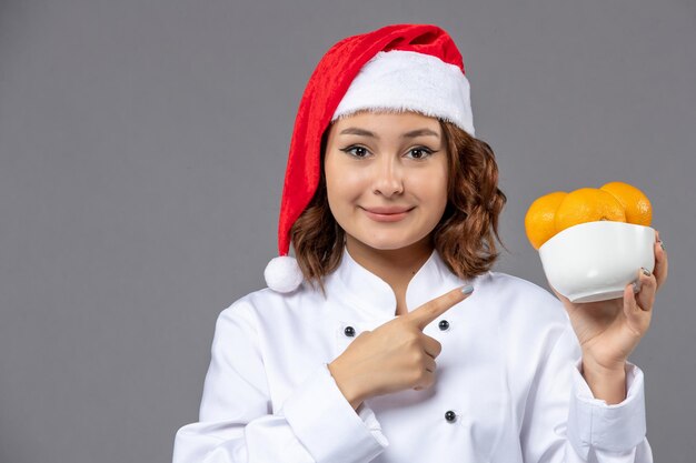 Jeune cuisinier expressif posant pour des vacances d'hiver