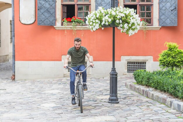 Jeune, cycliste mâle, équitation, bicyclette, pavé, pavé pavé