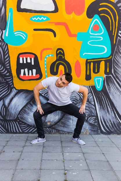 Jeune danseur hip-hop dansant sur la rue