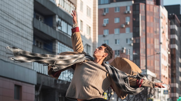 Jeune danseuse de ballet à angle élevé