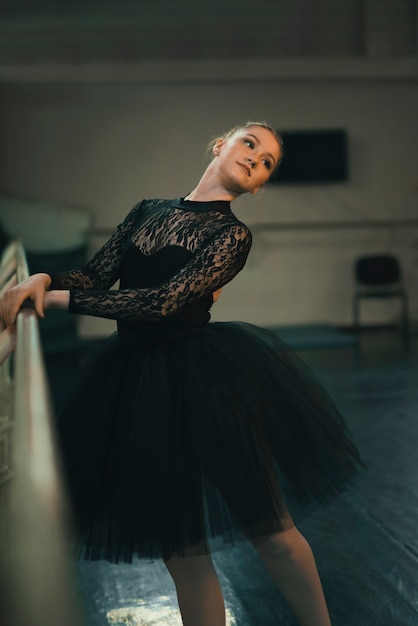 Photo gratuite jeune danseuse de ballet classique pratiquant dans le studio de danse