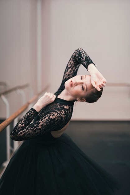 Jeune danseuse de ballet classique pratiquant dans le studio de danse