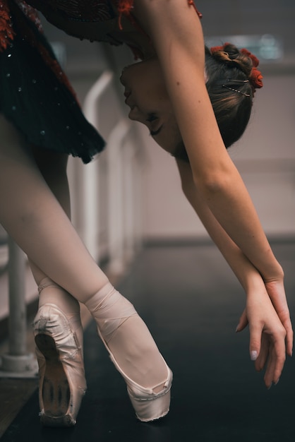 Photo gratuite jeune danseuse de ballet classique pratiquant dans le studio de danse