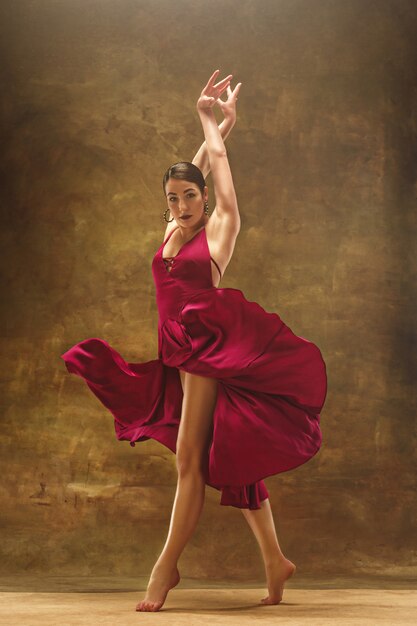 Jeune danseuse de ballet. Jolie femme harmonieuse avec robe