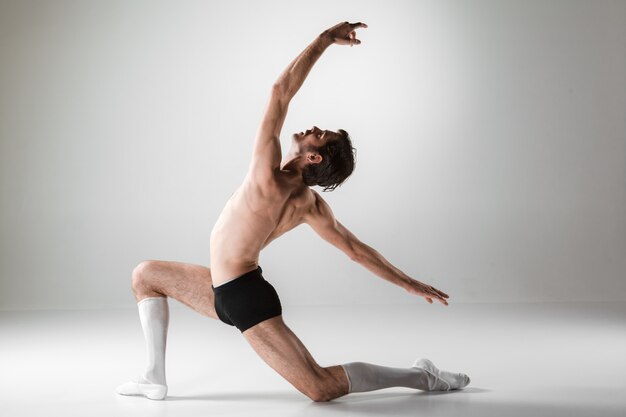 La jeune danseuse de ballet moderne attrayante