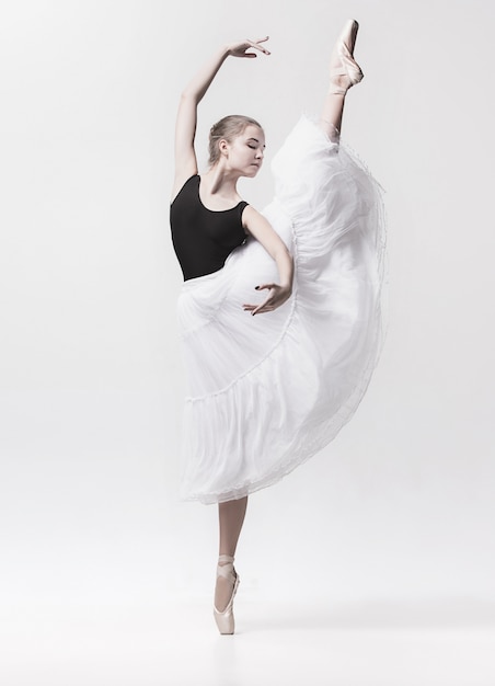 Jeune danseuse classique danse sur blanc. Projet Ballerina.
