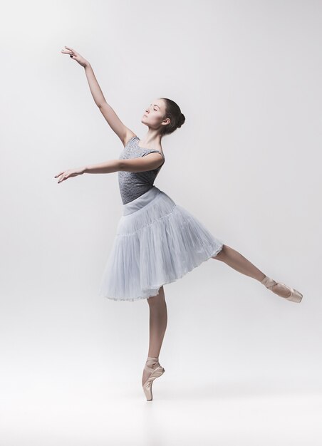 Jeune danseuse classique danse sur fond blanc. Projet Ballerina.