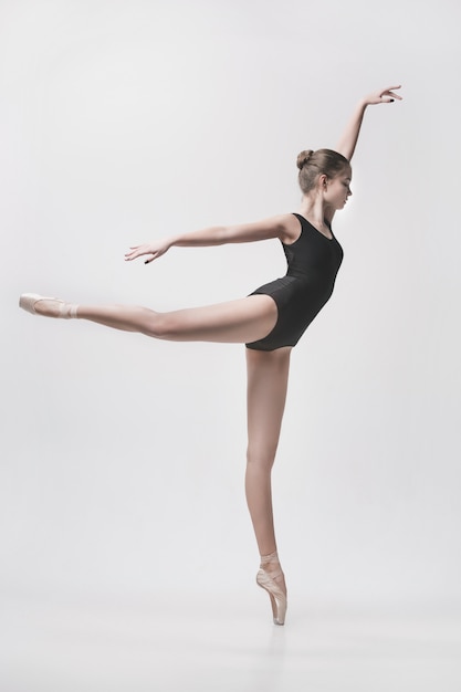 Jeune danseuse classique isolée sur blanc.